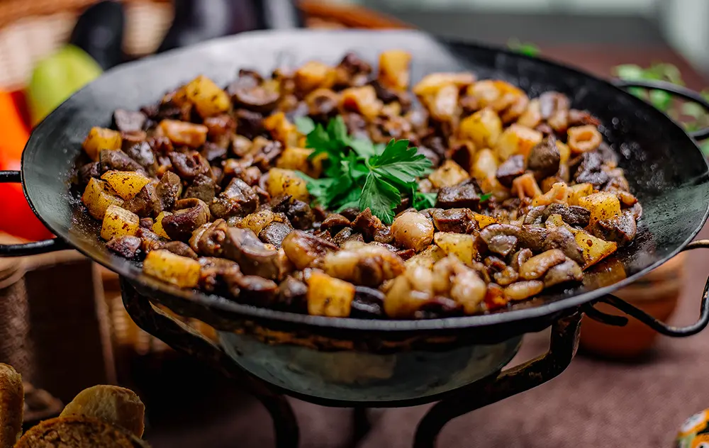 Almoço caipira e, à noite, hamburgada da fazenda